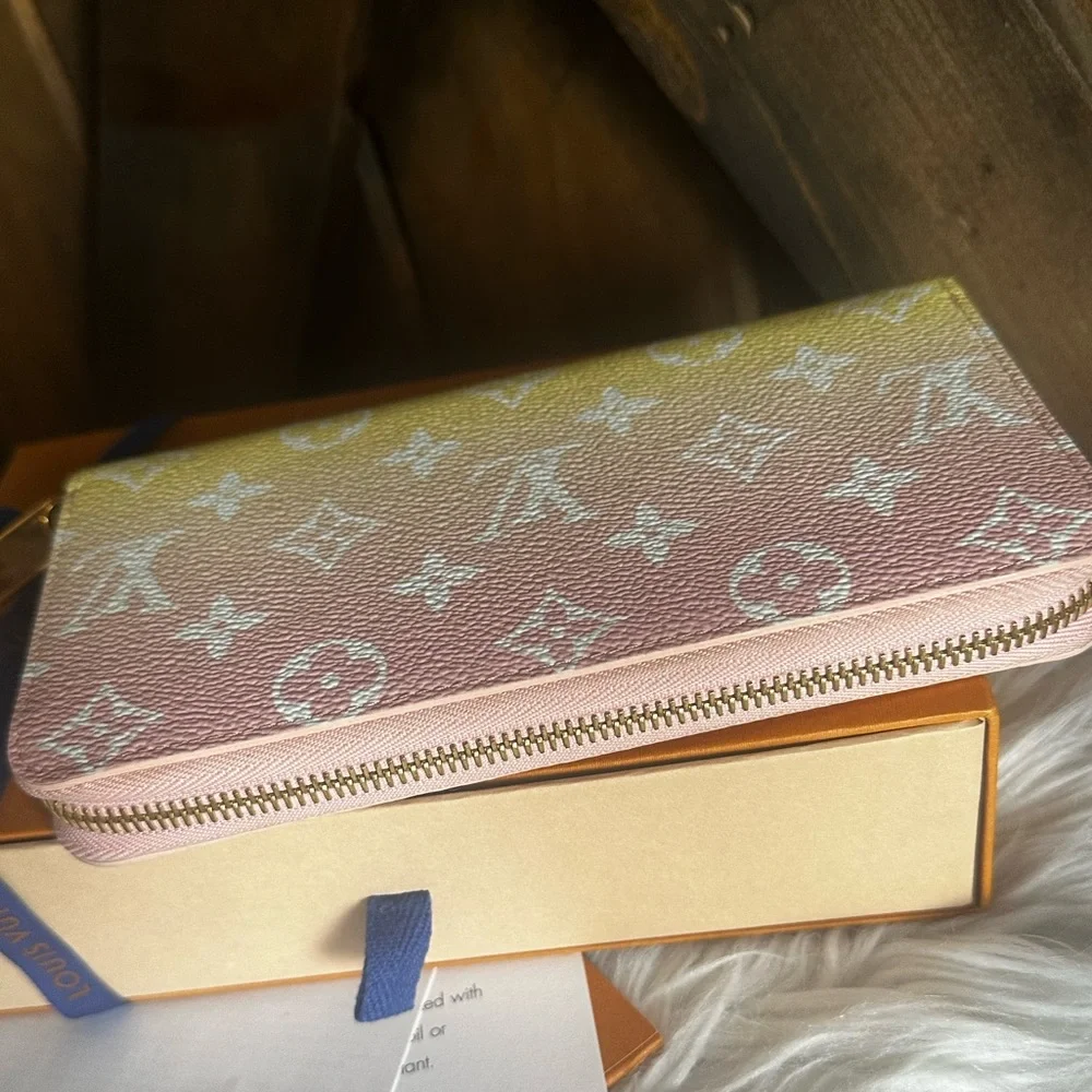 TRADED❤️LE Louis Vuitton By the Pool Zippy wallet ombré card hold giant mono - Picture 7 of 13
